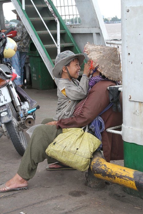 Dù cha mẹ có thế nào cũng không nên vì hoàn cảnh nghèo khó mà chê bai, ruồng bỏ họ - Ảnh minh họa