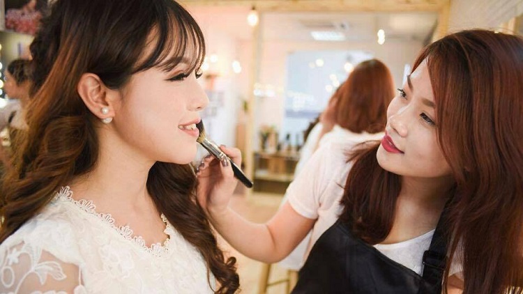 Làm nghề gì nhanh giàu? – Người có chuyên môn trang điểm (make-up)