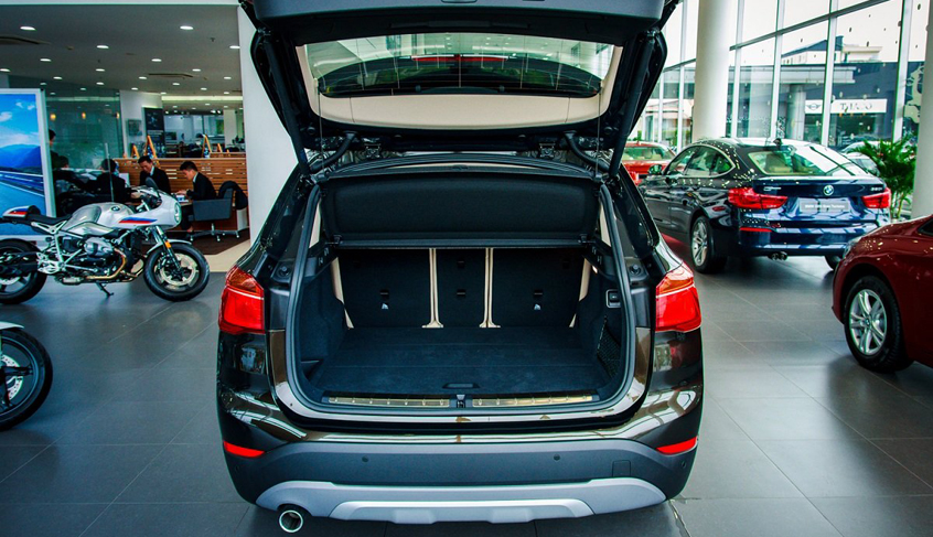 Khoang hành lý xe BMW X1