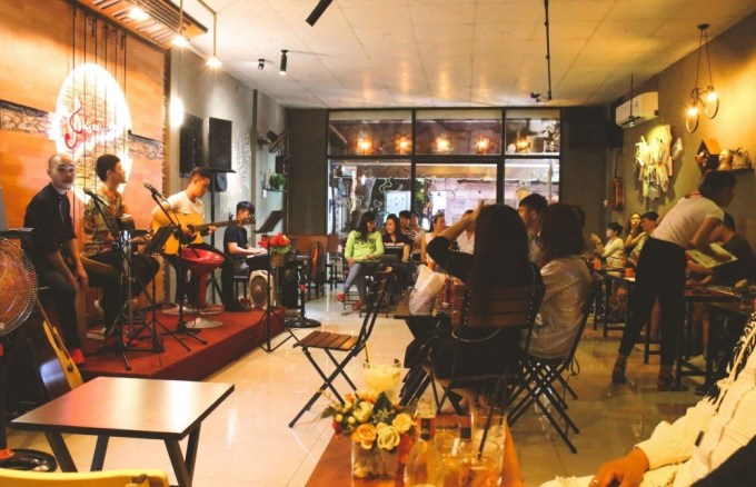 Mở quán cafe nhỏ kèm sân khấu diện kịch