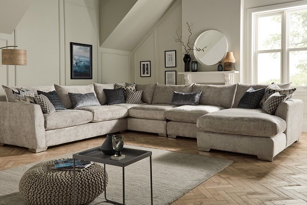 Những chiếc gối trang trí màu xám nhiều sắc độ, phối nhiều họa tiết khác nhau tạo nên ấn tượng riêng khác biệt cho sofa và góc phòng khách